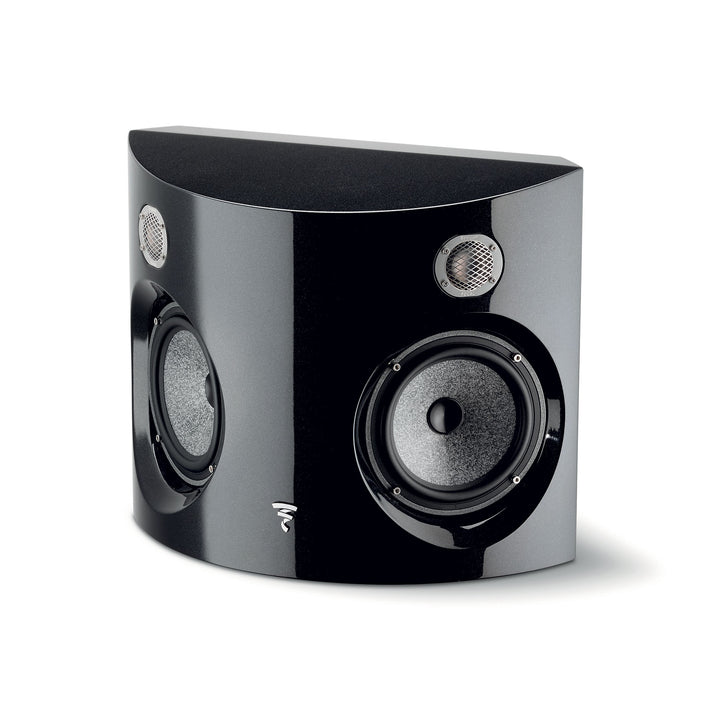 Une élégante enceinte Focal Surround Be noire avec deux haut-parleurs circulaires et un petit logo à lavant, présentée sur un fond blanc.