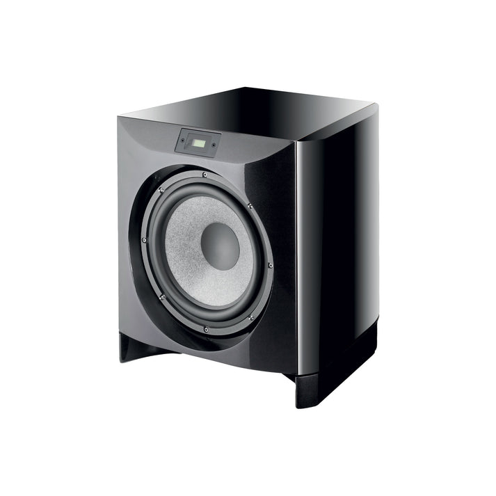 Il subwoofer Focal SW1000, dotato di un display digitale e di un grande cono anteriore, offre bassi profondi e una qualità sonora impressionante su uno sfondo bianco.