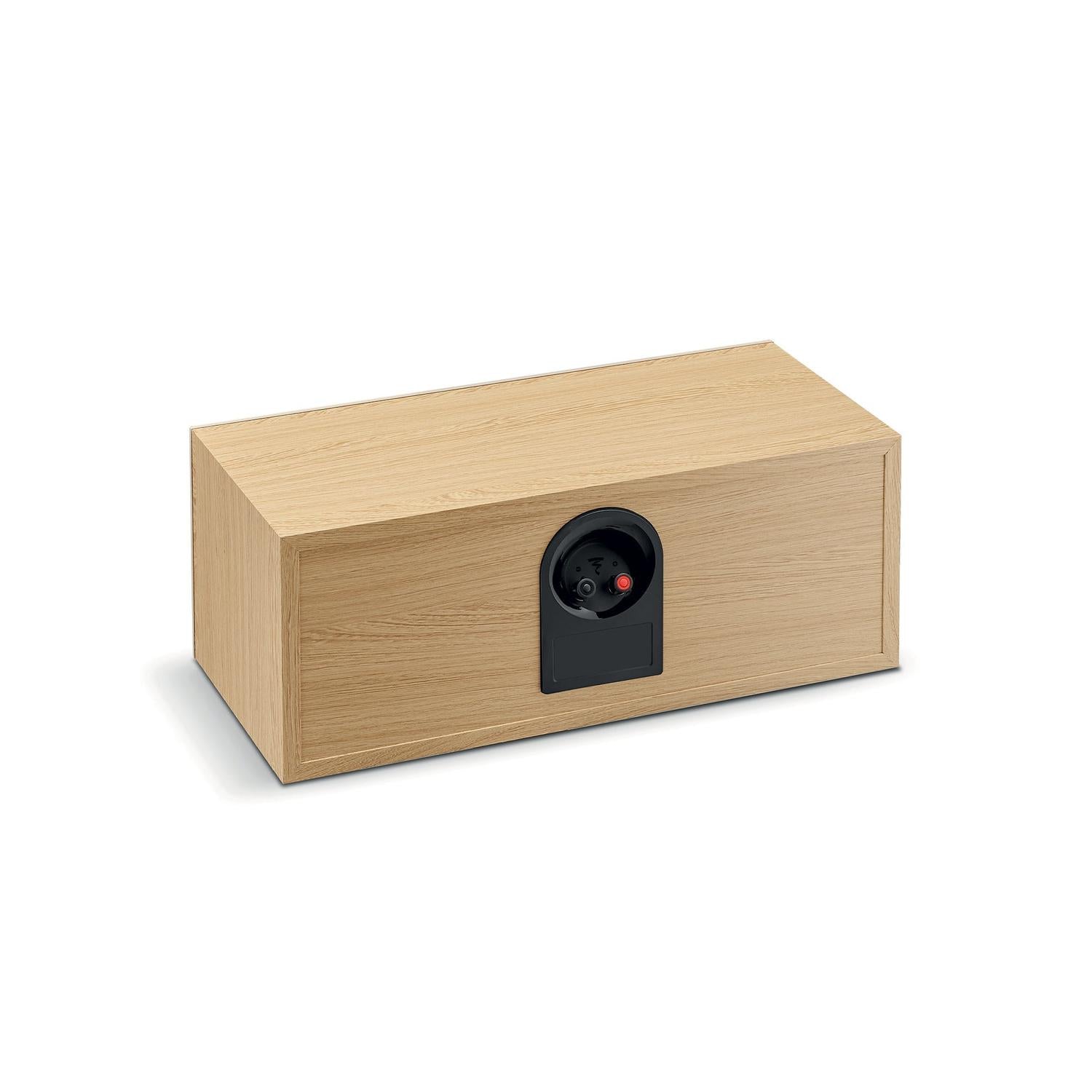 Der Focal Theva Center ist eine rechteckige, helle Holzbox mit schwarzem Zifferblatt und Tastenfeld, ideal als Center-Lautsprecher für Ihr Heimkino-Setup.