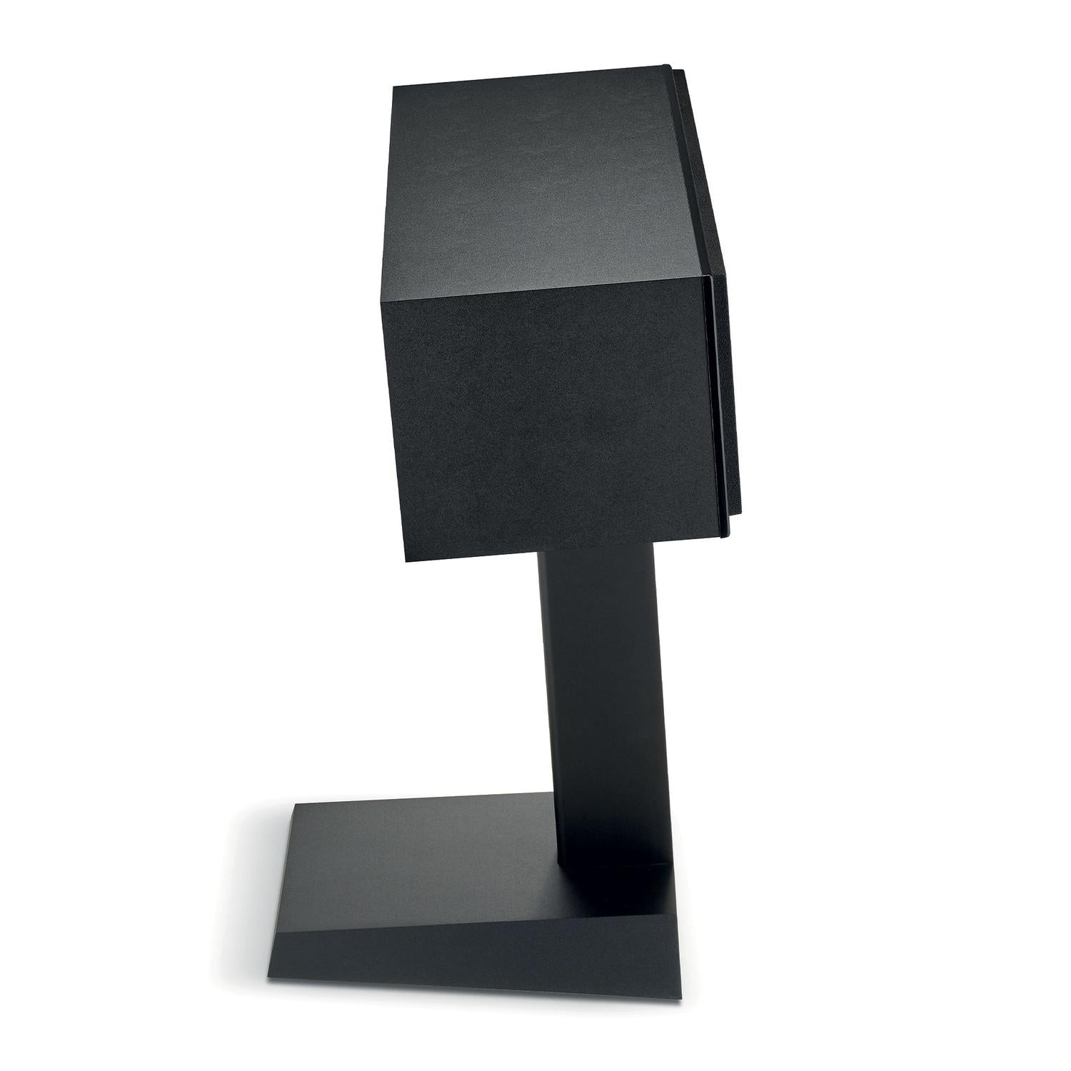 Eine elegante, schwarze Schreibtischleuchte mit breitem Sockel und kastenförmigem Schirm - die perfekte Ergänzung zu jeder Focal Theva Center Heimkino Einrichtung.