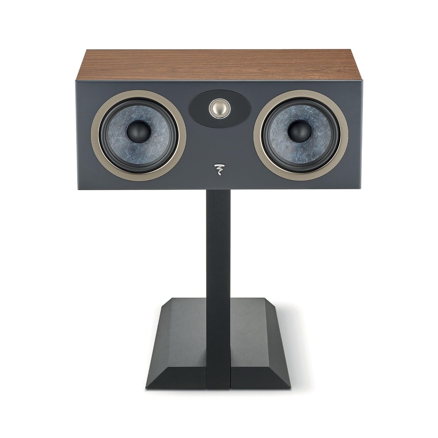 Der Focal Theva Center ist ein moderner Center-Lautsprecher mit zwei runden Treibern, einem zentralen Hochtöner, einer Holzoberfläche und einem schwarzen Ständer - perfekt für Heimkino-Setups.