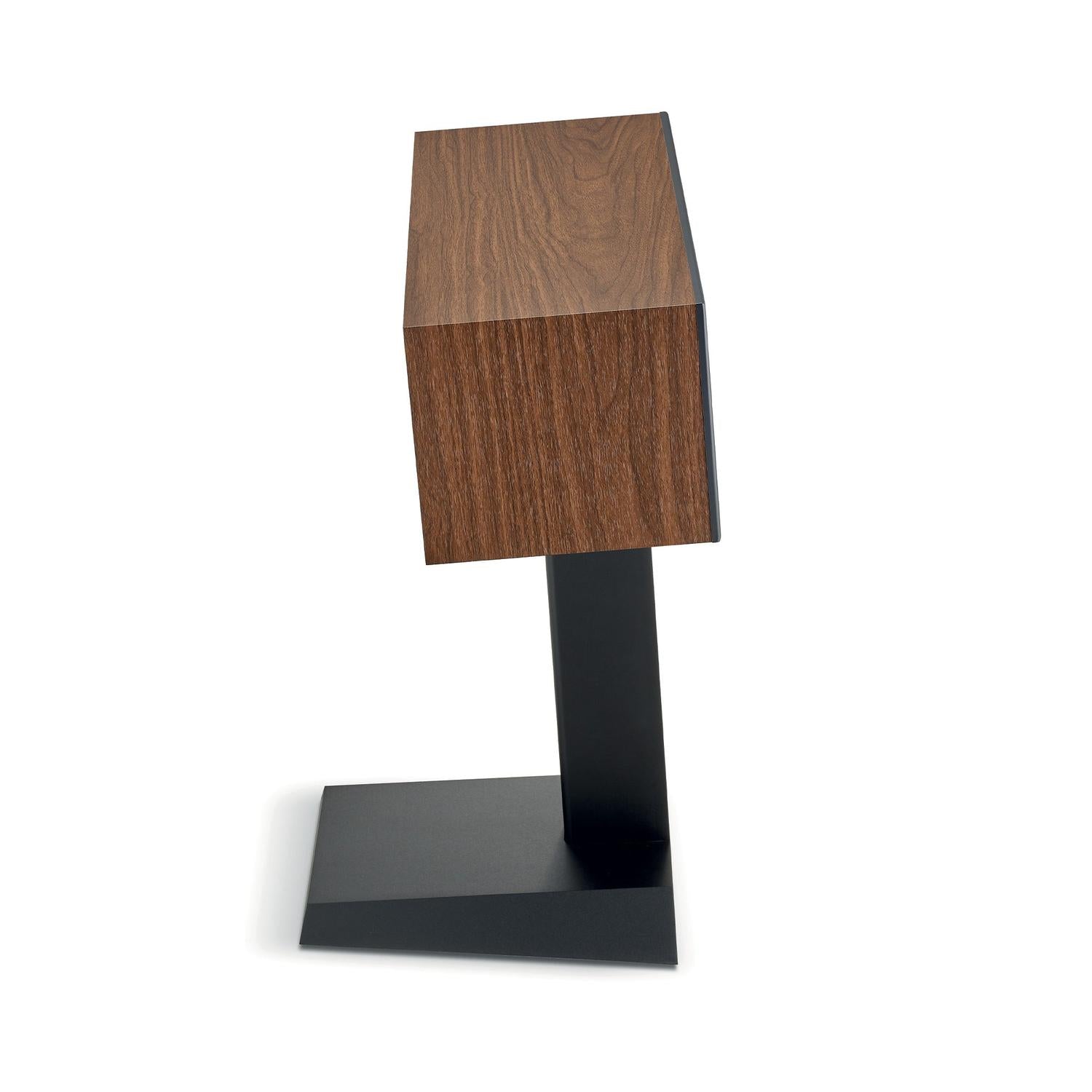 Eine moderne Tischleuchte mit rechteckigem Holzschirm und schwarzem Metallsockel, inspiriert von Focals Theva Center, vor weißem Hintergrund.