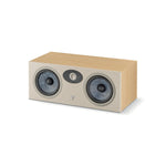 Der Focal Theva Center ist ein rechteckiger Center-Lautsprecher aus hellem Holz mit zwei großen Treibern und einem zentralen Hochtöner - perfekt für den Einsatz im Heimkino.