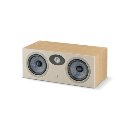 Der Focal Theva Center ist ein rechteckiger Center-Lautsprecher aus hellem Holz mit zwei großen Treibern und einem zentralen Hochtöner - perfekt für den Einsatz im Heimkino.