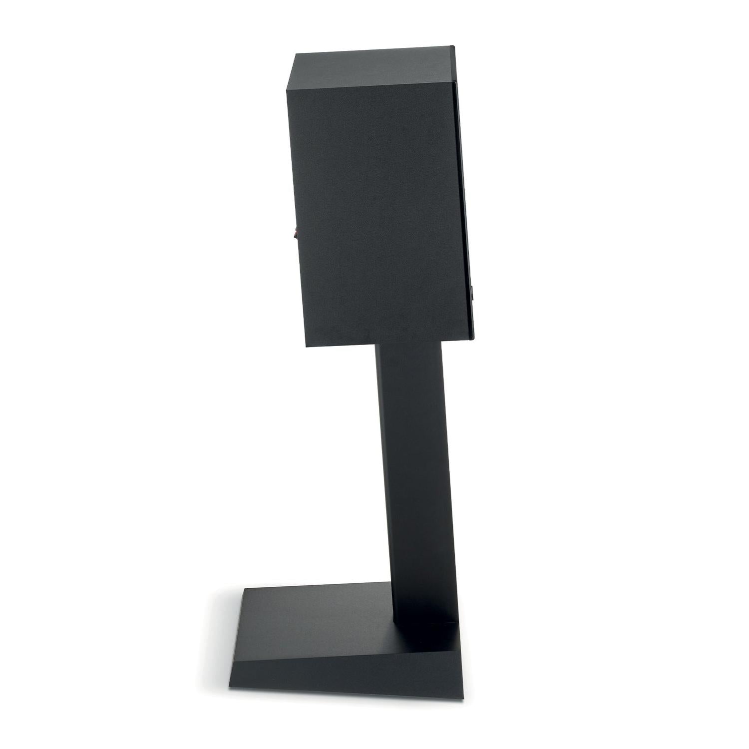 Vista laterale di un supporto metallico rettangolare nero per diffusori Focal Theva N°1 con supporto verticale e base piatta su sfondo bianco.
