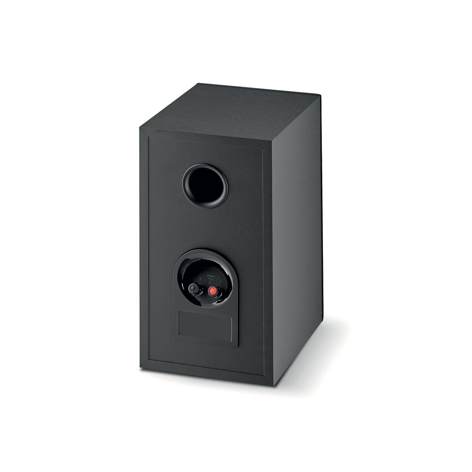 Un Focal Theva N°1 Kompaktlautsprecher rettangolare nero con porta circolare e connettori di ingresso posteriori, su sfondo bianco.