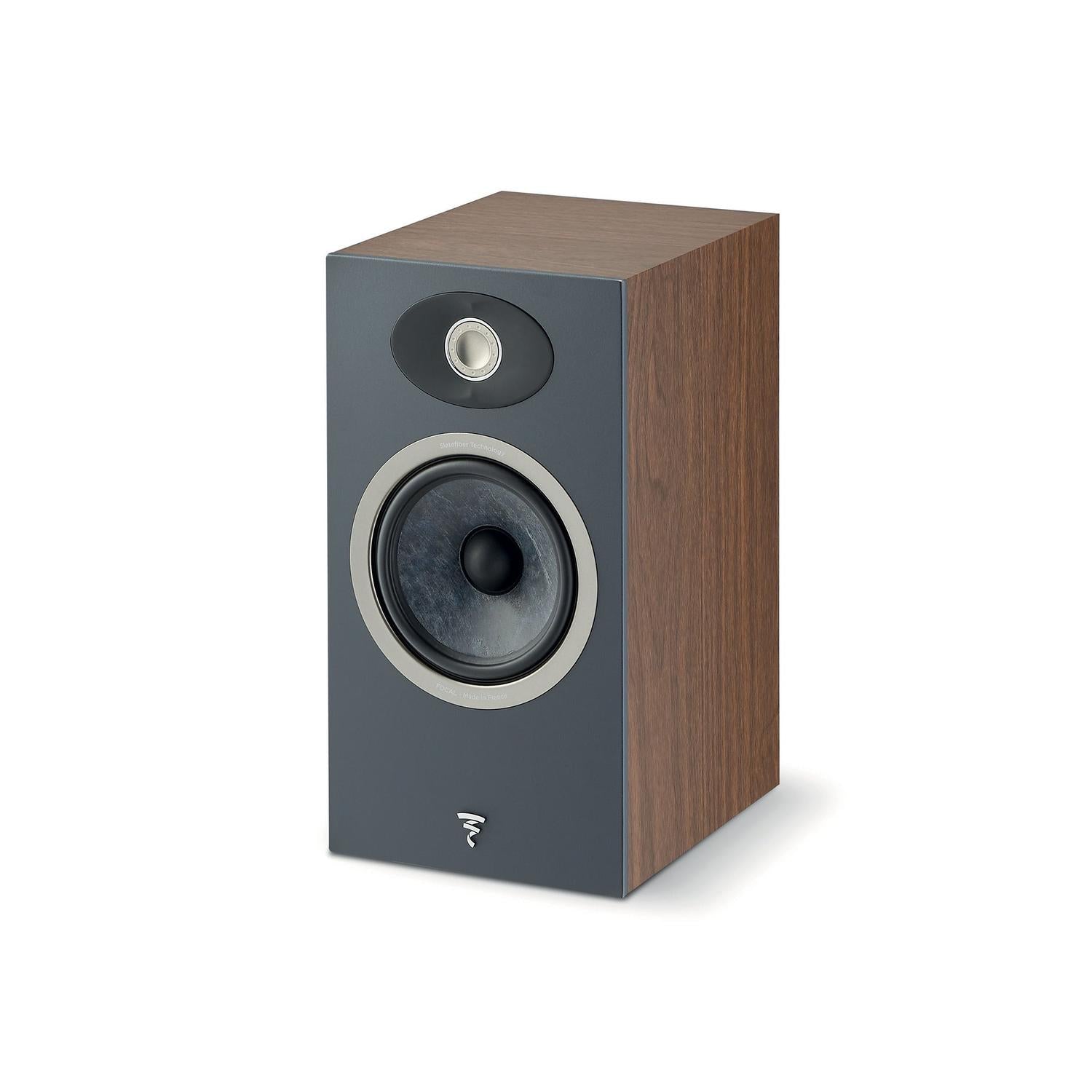 Un singolo altoparlante Focal Theva N°1 in look legno con frontale nero e due altoparlanti circolari, su sfondo bianco.