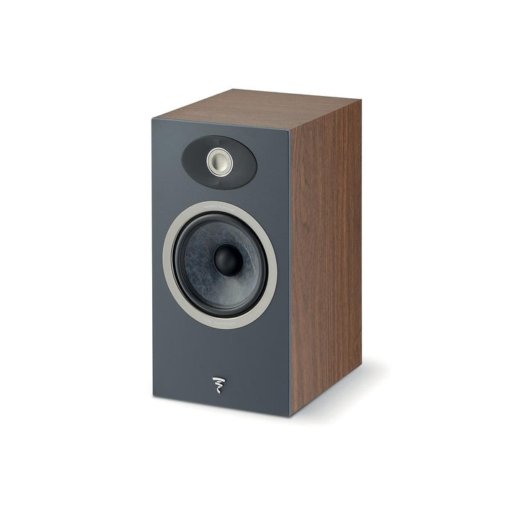Une seule enceinte Focal Theva N°1 en finition bois avec une façade noire et deux haut-parleurs circulaires, représentés sur un fond blanc.