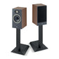 Due diffusori Hi-Fi Focal Theva N°1 con finitura in legno su supporti neri; uno mostra il woofer e il tweeter, laltro ha una griglia nera che copre gli altoparlanti.