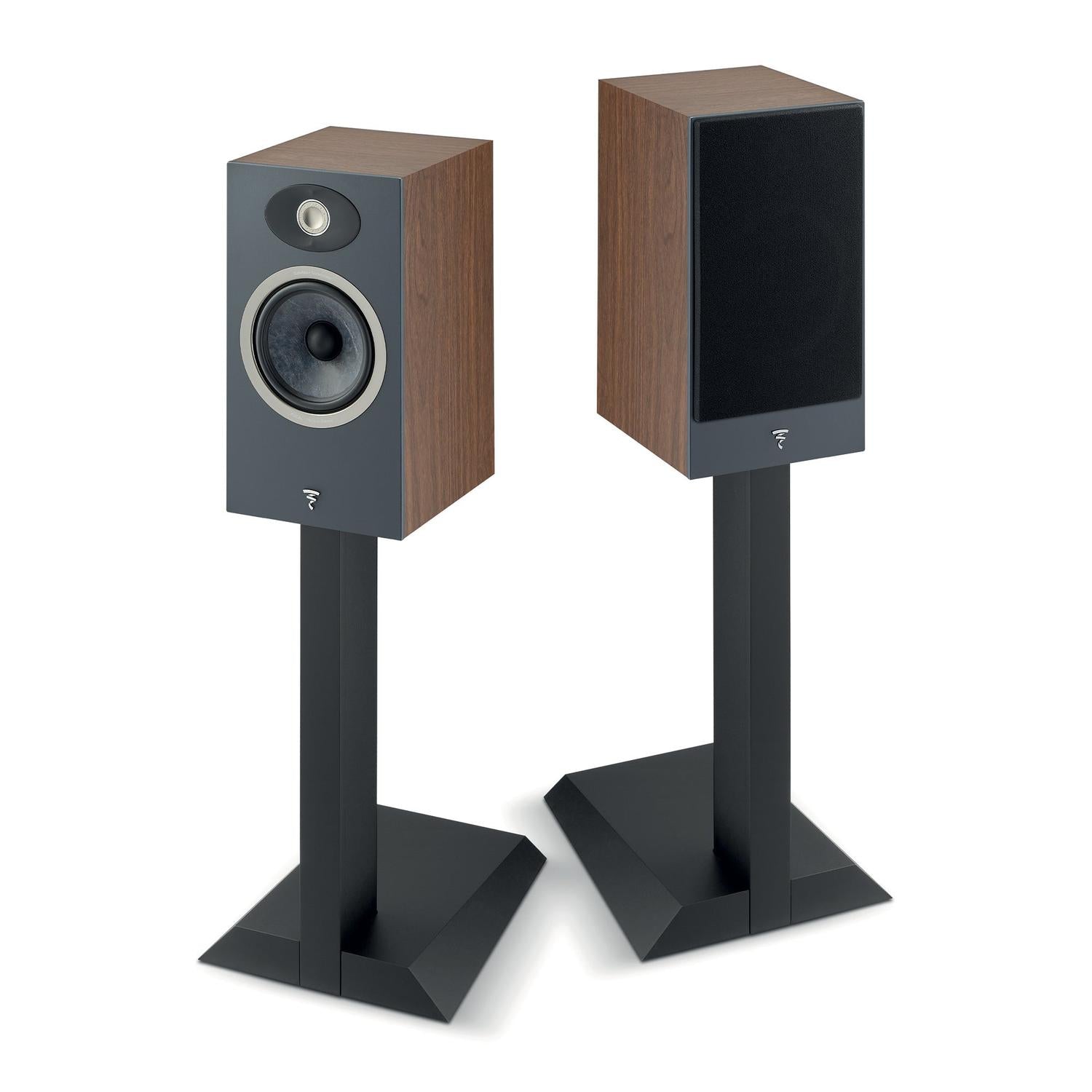 Due diffusori Hi-Fi Focal Theva N°1 con finitura in legno su supporti neri; uno mostra il woofer e il tweeter, laltro ha una griglia nera che copre gli altoparlanti.