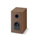 Altoparlante Focal Theva N°1 rettangolare in legno con porta circolare e terminali posteriori, raffigurato su sfondo bianco.