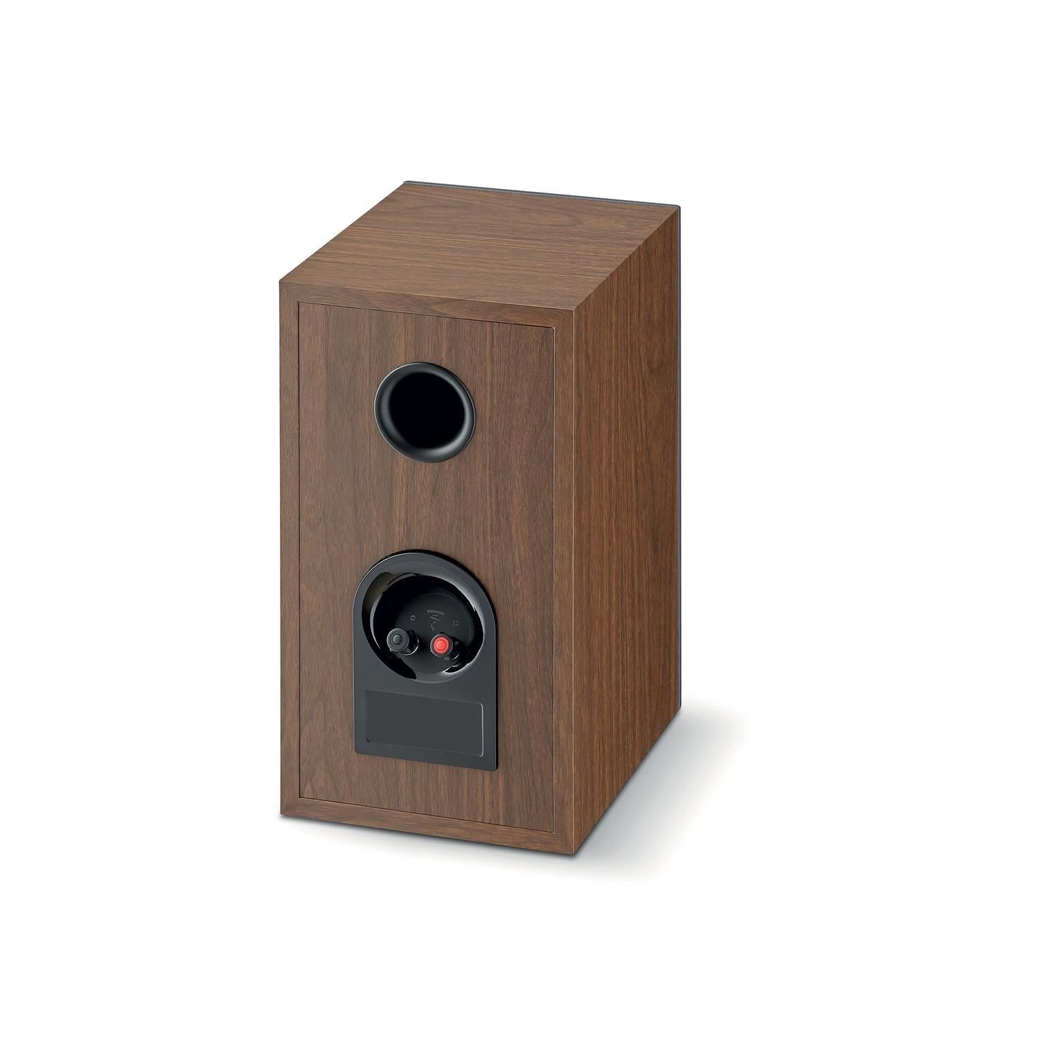 Altoparlante Focal Theva N°1 rettangolare in legno con porta circolare e terminali posteriori, raffigurato su sfondo bianco.
