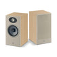 Due diffusori Focal Theva N°1 in legno chiaro: uno con woofer e tweeter, laltro con griglia in tessuto, entrambi dal design moderno e minimalista.