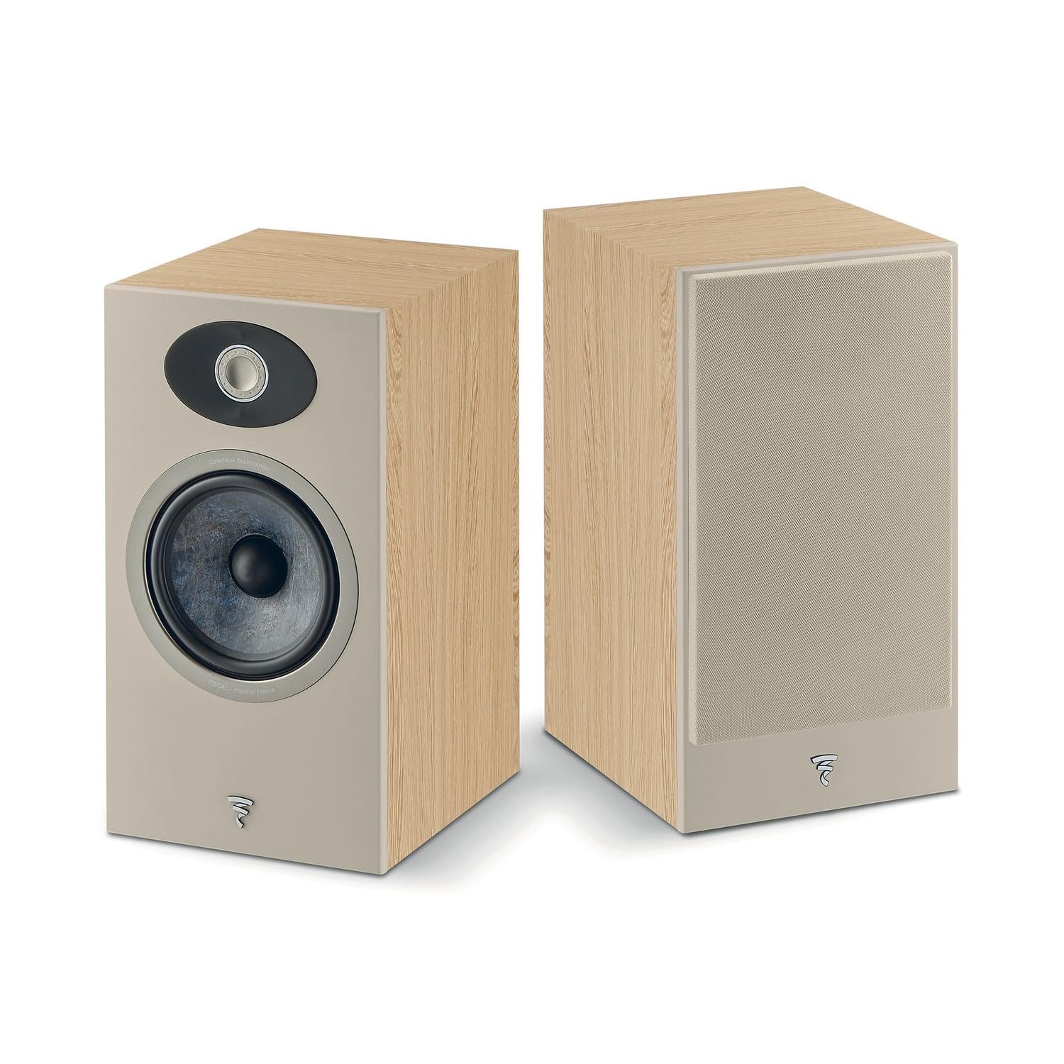 Due diffusori Focal Theva N°1 in legno chiaro: uno con woofer e tweeter, laltro con griglia in tessuto, entrambi dal design moderno e minimalista.