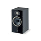 Der Focal Theva N°1 ist ein schwarzer, rechteckiger HiFi-Kompaktlautsprecher mit einem großen Tieftöner und einem kleineren Hochtöner, der auf einem schlichten weißen Hintergrund abgebildet ist.