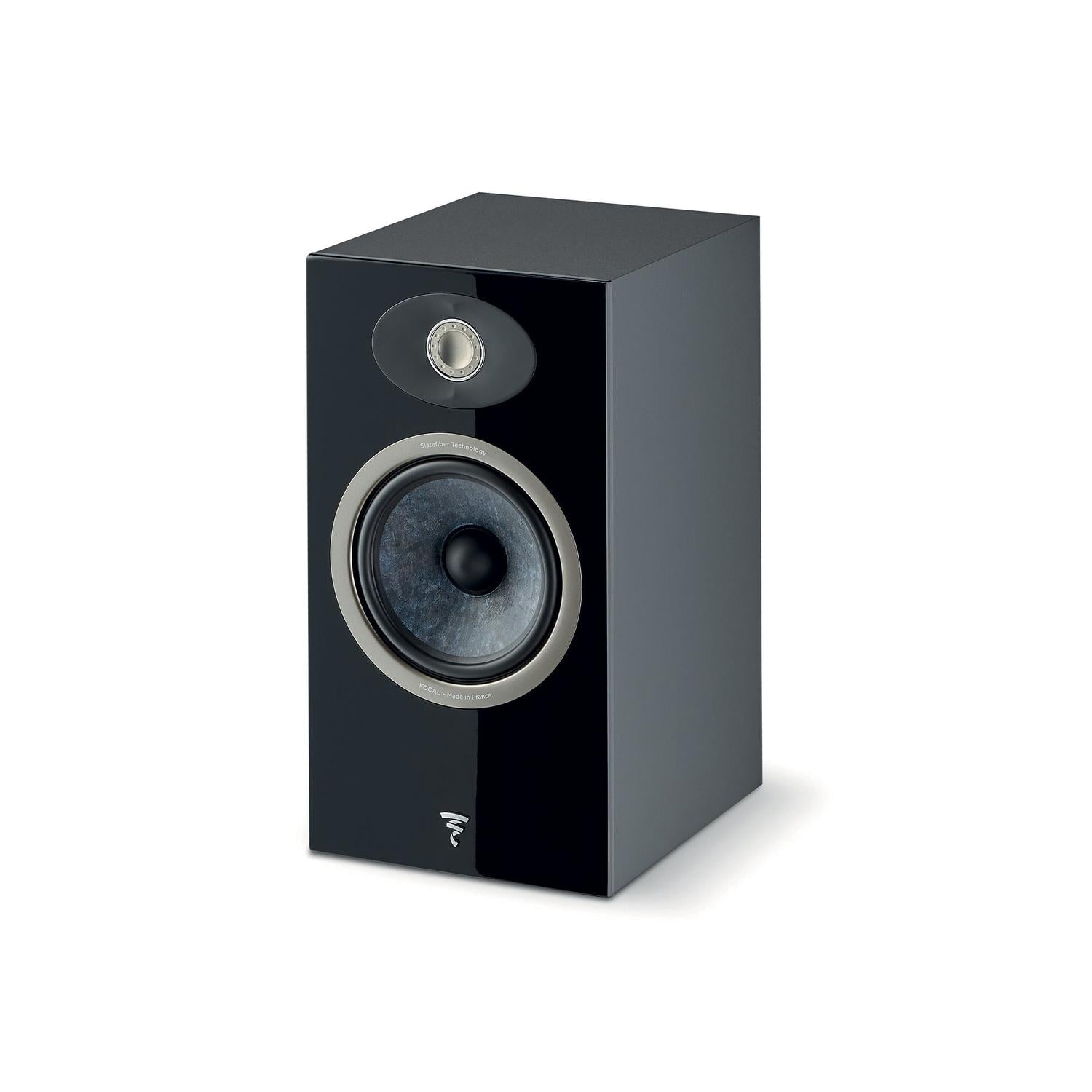 Der Focal Theva N°1 ist ein schwarzer, rechteckiger HiFi-Kompaktlautsprecher mit einem großen Tieftöner und einem kleineren Hochtöner, der auf einem schlichten weißen Hintergrund abgebildet ist.