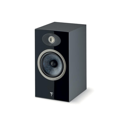 Il Focal Theva N°1 è un diffusore Hi-Fi compatto nero, rettangolare, con un woofer grande e un tweeter più piccolo, su sfondo bianco.