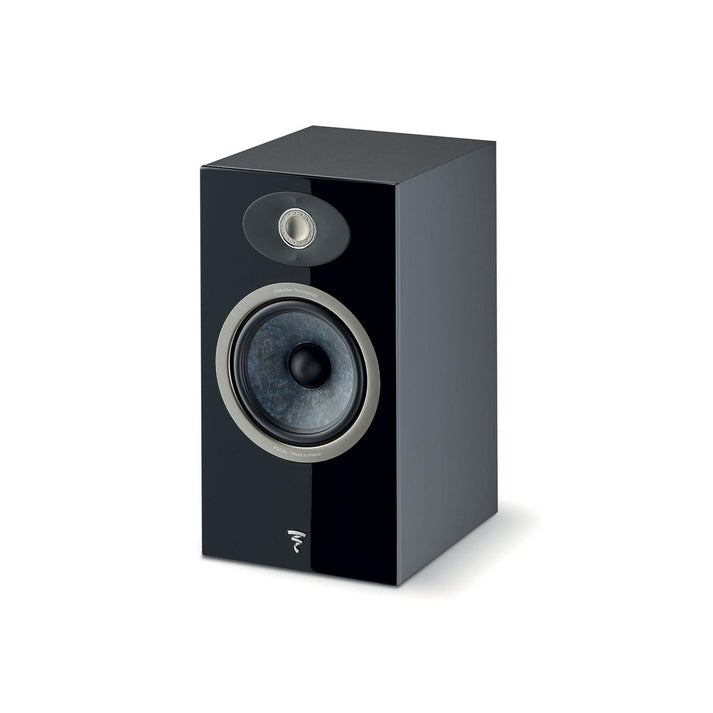 Il Focal Theva N°1 è un diffusore Hi-Fi compatto nero, rettangolare, con un woofer grande e un tweeter più piccolo, su sfondo bianco.