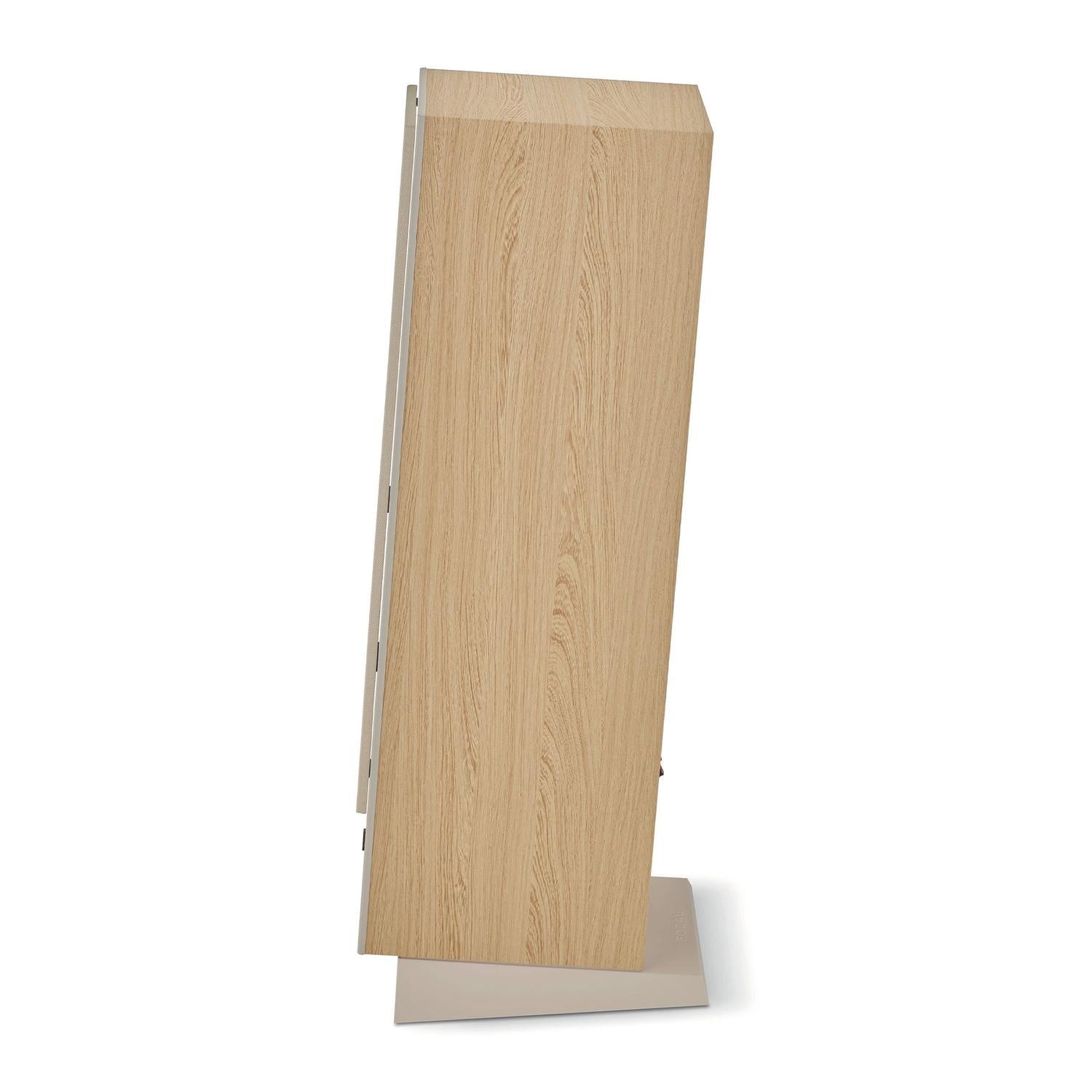 Die Focal Theva N°2 ist ein hoher, schmaler 3-Wege-Standlautsprecher mit einer hellen Holzoberfläche und einer rechteckigen Basis - perfekt für jedes Heimkino-Setup.