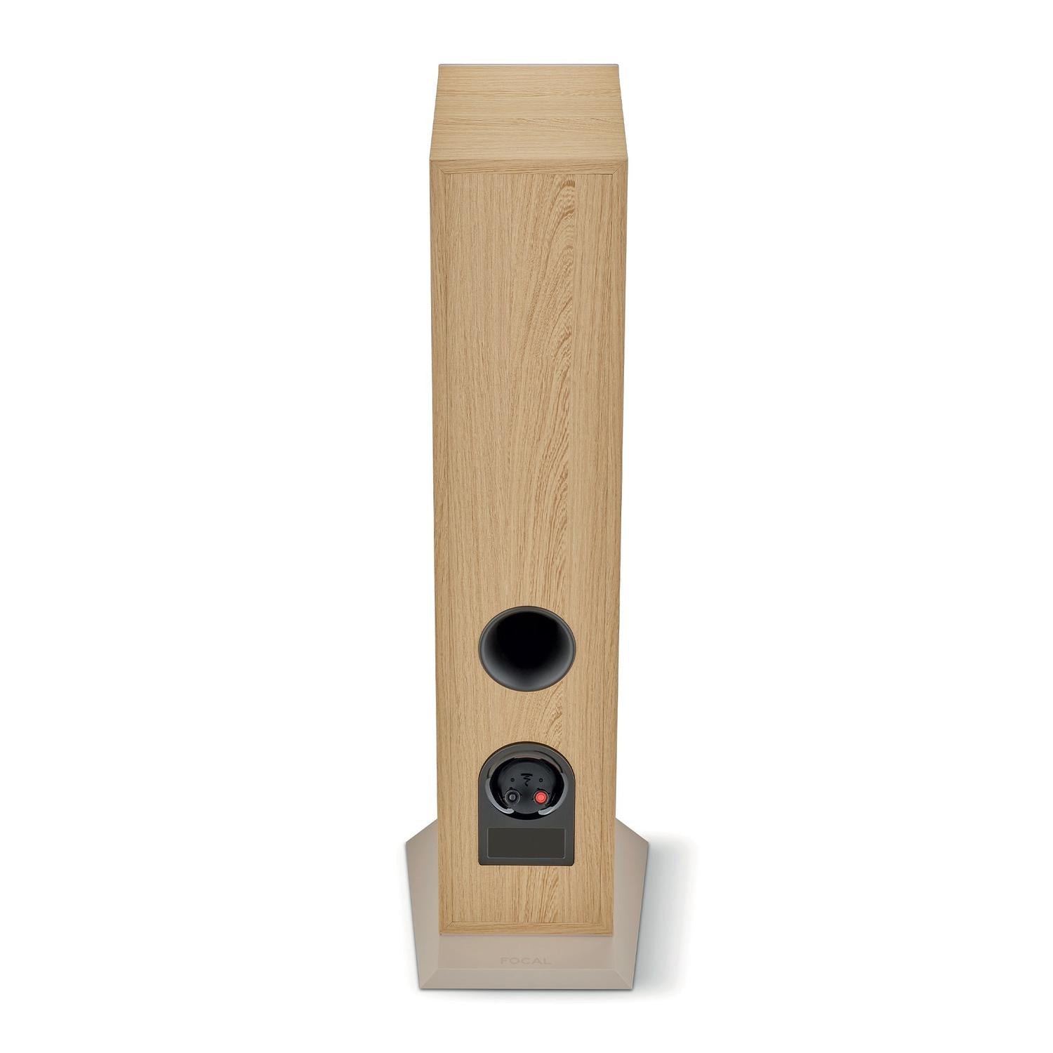 El Focal Theva N°2, un brillante altavoz de suelo de 3 vías con aspecto de madera, tiene un puerto de graves redondo en la parte posterior y un panel de conexión: perfecto para cualquier cine en casa.