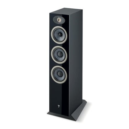 Die Focal Theva N°2 ist ein schwarzer 3-Wege-Standlautsprecher mit glänzender Front, drei großen Treibern und einem Hochtöner - ideal für Ihr Heimkino.