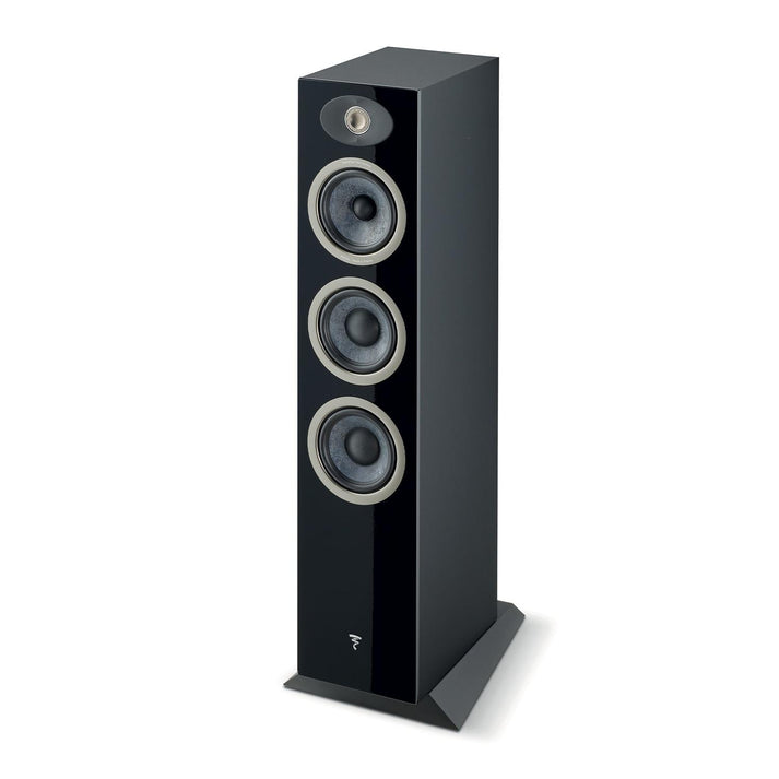 Die Focal Theva N°2 ist ein schwarzer 3-Wege-Standlautsprecher mit glänzender Front, drei großen Treibern und einem Hochtöner - ideal für Ihr Heimkino.