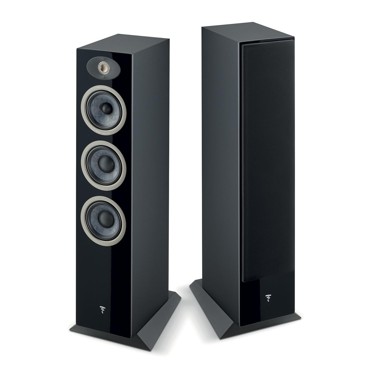 Zwei hohe, schwarze Focal Theva N°2 3-Wege-Standlautsprecher: einer mit freiliegenden Treibern, einer mit einem Gitter. Beide haben silberne Ringe und abgewinkelte Sockel - perfekt für ein beeindruckendes Heimkino.
