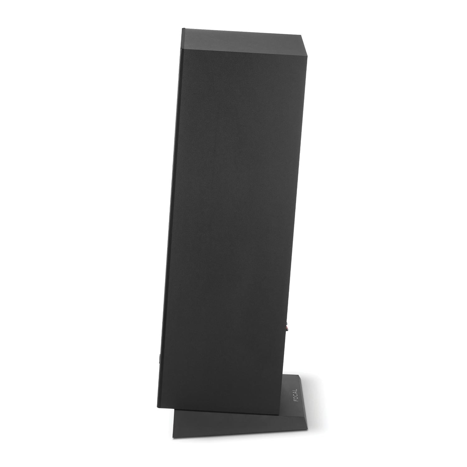 Die Focal Theva N°2 ist ein hoher, schwarzer 3-Wege-Standlautsprecher mit Slatefiber-Membran und einem schlanken, abgewinkelten Design auf einer flachen, rechteckigen Basis.