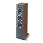 Die Focal Theva N°2 ist eine 3-Wege-Standbox mit Holzoberfläche, grauer Front, drei großen Slatefiber-Treibern und einem kompakten Hochtöner darüber.