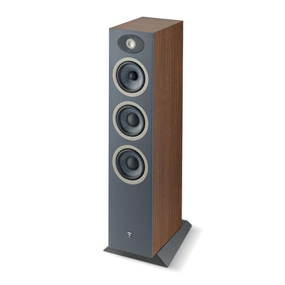 Die Focal Theva N°2 ist eine 3-Wege-Standbox mit Holzoberfläche, grauer Front, drei großen Slatefiber-Treibern und einem kompakten Hochtöner darüber.