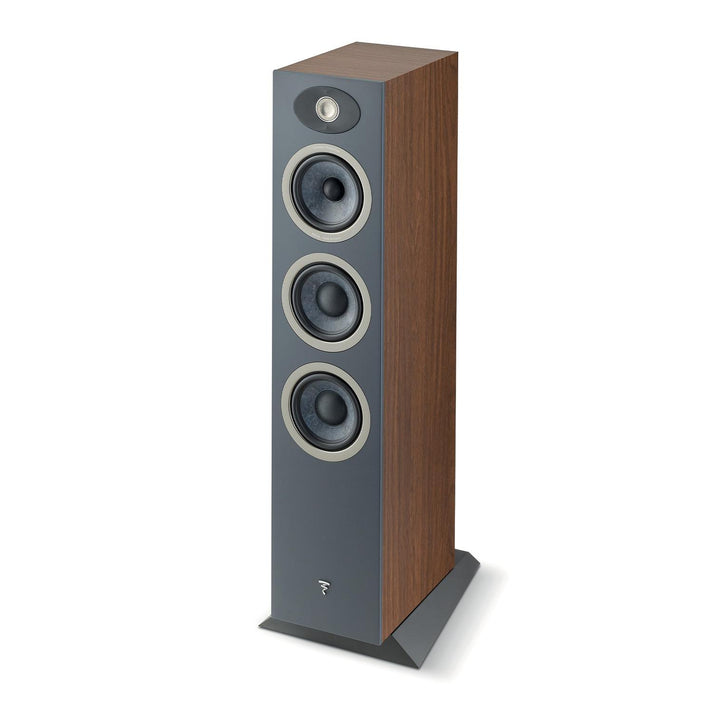 Die Focal Theva N°2 ist eine 3-Wege-Standbox mit Holzoberfläche, grauer Front, drei großen Slatefiber-Treibern und einem kompakten Hochtöner darüber.
