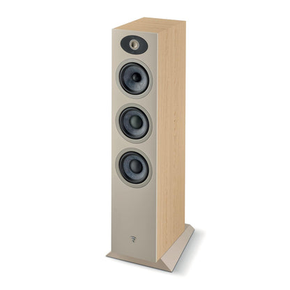 Il Focal Theva N°2 è un diffusore alto a 3 vie da pavimento in legno chiaro per home cinema, dotato di tre altoparlanti grandi e uno più piccolo rivolti verso lesterno.