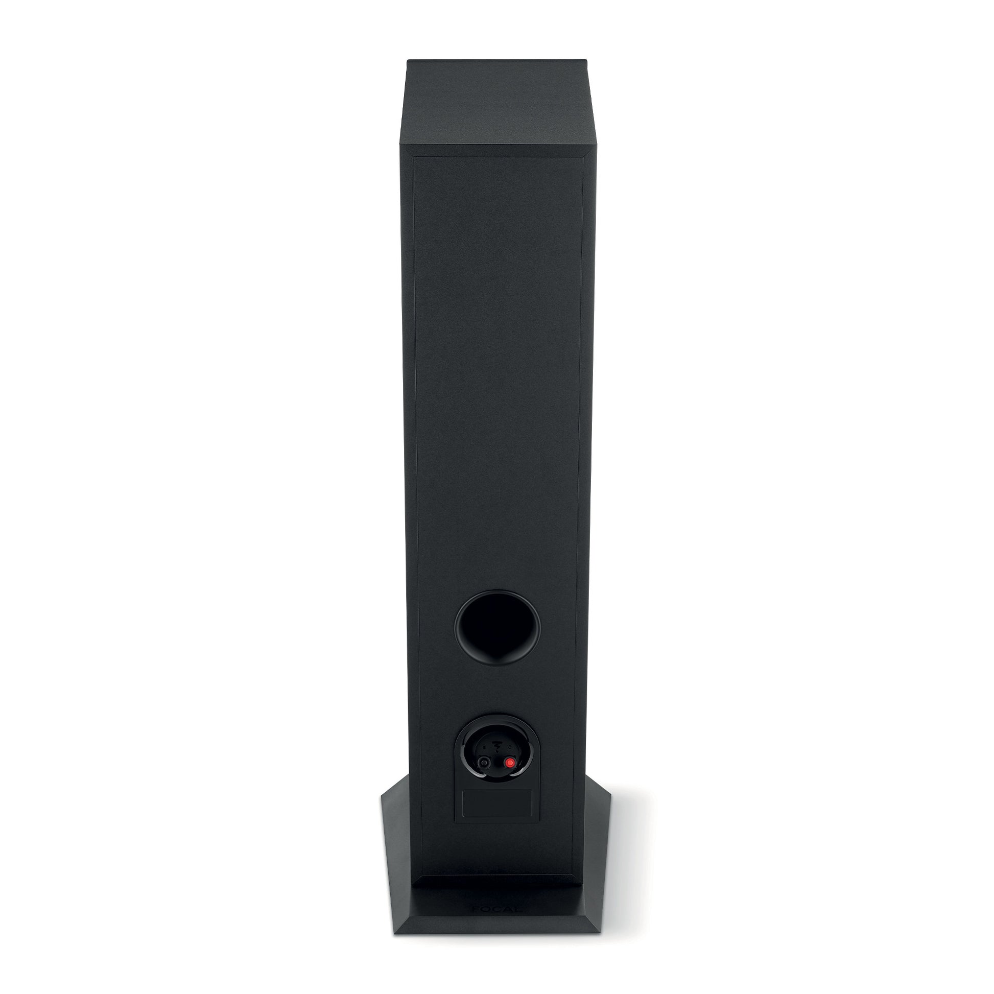 Un diffusore Focal Theva N°3 nero, alto e rettangolare, viene mostrato dal retro, con una porta rotonda e un ingresso audio vicino alla base.