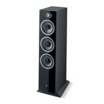 Il Focal Theva N°3 è un diffusore da pavimento nero con tre grandi altoparlanti e un tweeter, ideale come diffusore home theater grazie alla sua ampia base.