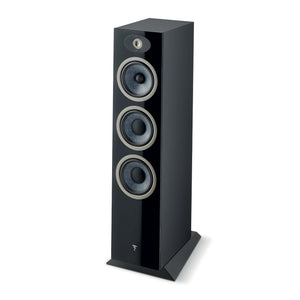 El Focal Theva N°3 es un altavoz de suelo negro con tres transductores grandes y un tweeter, ideal como altavoz de cine en casa gracias a su amplia base.
