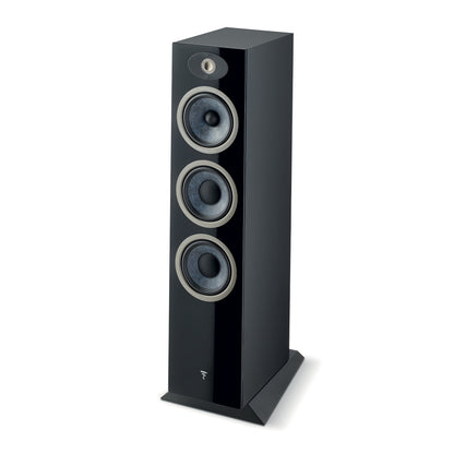 Il Focal Theva N°3 è un diffusore da pavimento nero con tre grandi altoparlanti e un tweeter, ideale come diffusore home theater grazie alla sua ampia base.