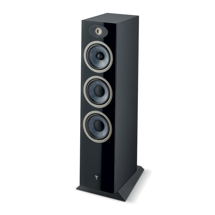 Il Focal Theva N°3 è un diffusore da pavimento nero con tre grandi altoparlanti e un tweeter, ideale come diffusore home theater grazie alla sua ampia base.
