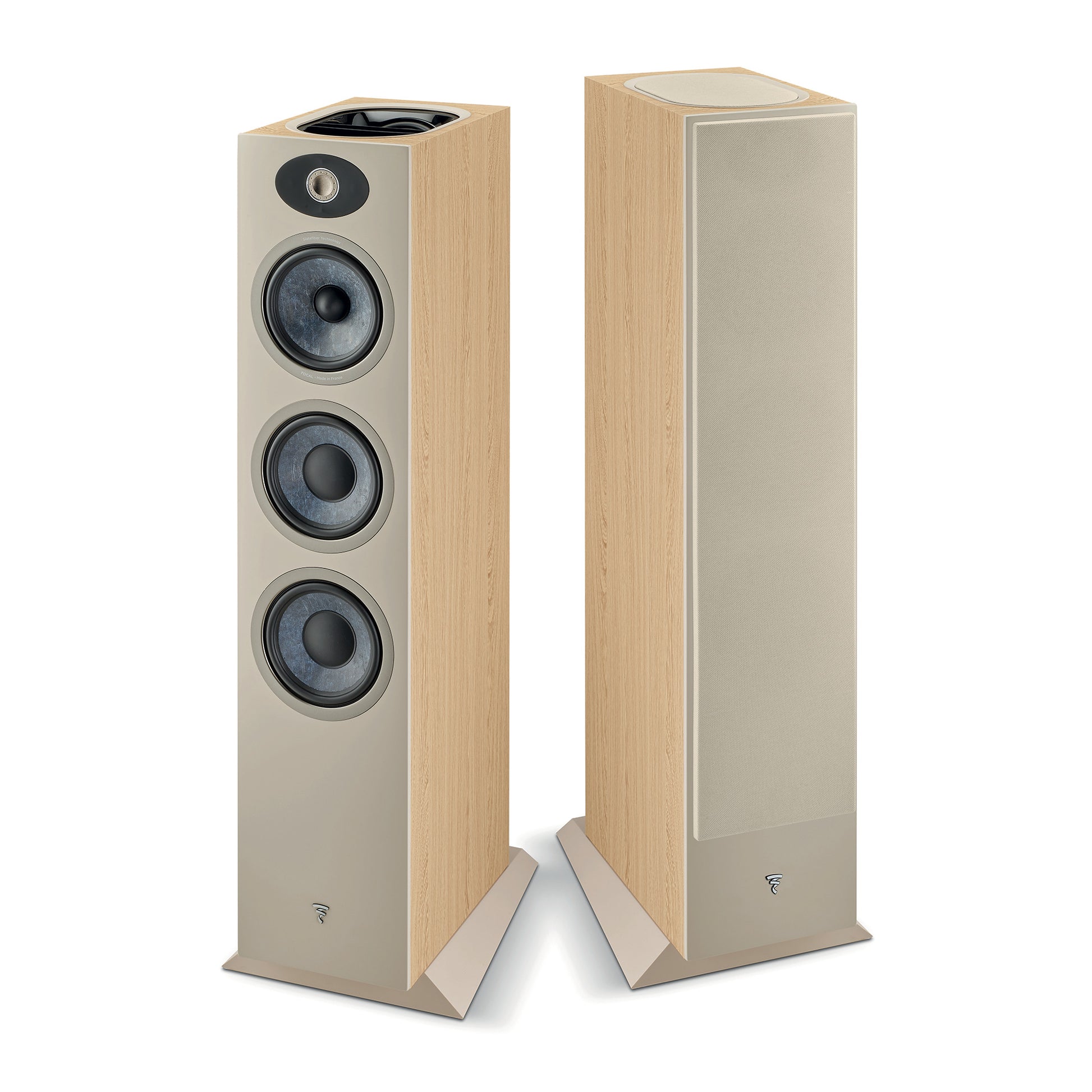 Due diffusori a 3 vie Focal Theva N°3-D alti e rettangolari in legno chiaro; uno rivela tre altoparlanti, laltro ha una griglia beige. Ideali per qualsiasi configurazione home theater.