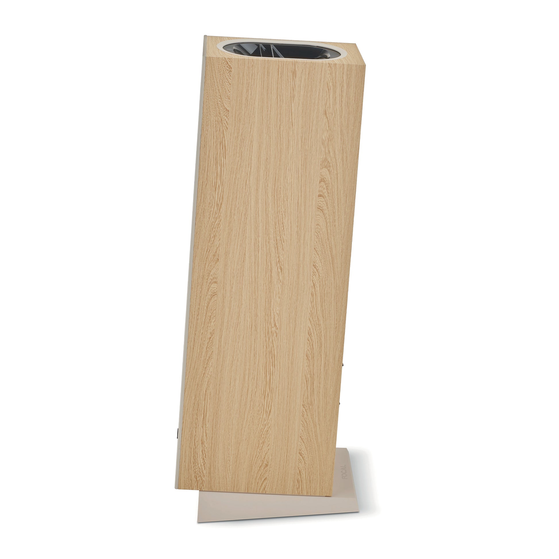 Il Focal Theva N°3-D è un moderno cestino rettangolare in legno dal design obliquo e dal piano aperto, perfetto per gli eleganti allestimenti Heimkino.