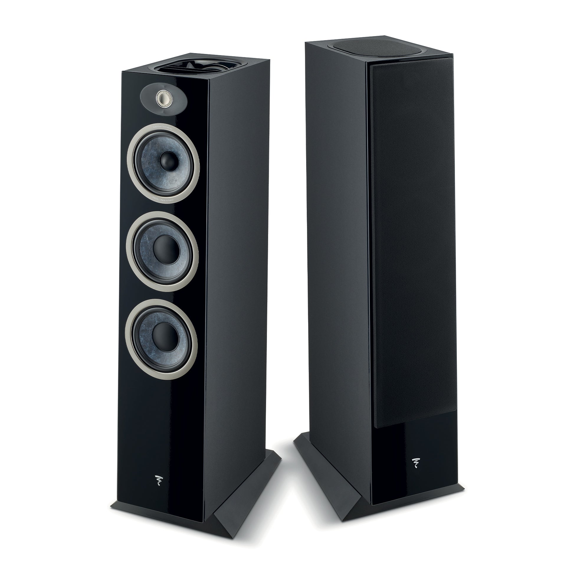 Due diffusori da pavimento a 3 vie Focal Theva N°3-D alti e neri, uno con altoparlanti argentati e tweeter a vista, laltro con griglia nera, perfetti per lhome cinema.