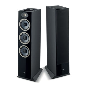 Dos altos altavoces de suelo negros Focal Theva N°3-D de 3 vías -uno con transductores con borde plateado y tweeter expuesto, otro con rejilla negra- perfectos para cine en casa.
