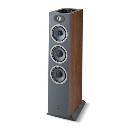 Der Focal Theva N°3-D ist ein moderner 3-Wege-Standlautsprecher mit Holzoberfläche, drei großen Treibern, einem Hochtöner und einer schlanken schwarzen Basis - ideal für jedes Heimkino-Setup.