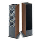 Due diffusori Focal Theva N°3-D alti e rettangolari con finitura in legno, uno con copertura nera e laltro con altoparlanti in vista, ideali per qualsiasi installazione Heimkino.