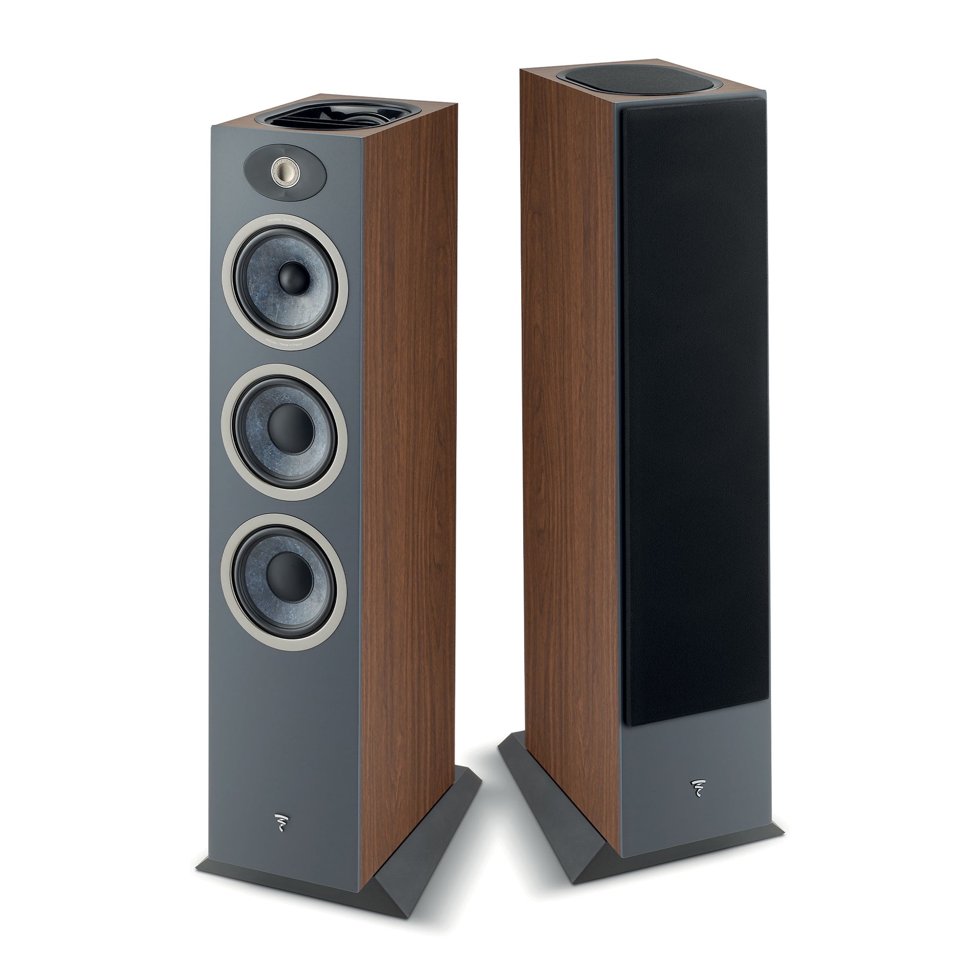 Due diffusori Focal Theva N°3-D alti e rettangolari con finitura in legno, uno con copertura nera e laltro con altoparlanti in vista, ideali per qualsiasi installazione Heimkino.