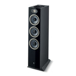 Il Focal Theva N°3-D è un diffusore da pavimento a 3 vie di colore nero con tre altoparlanti circolari, tweeter anteriore e parte superiore aperta per un suono home theater coinvolgente.