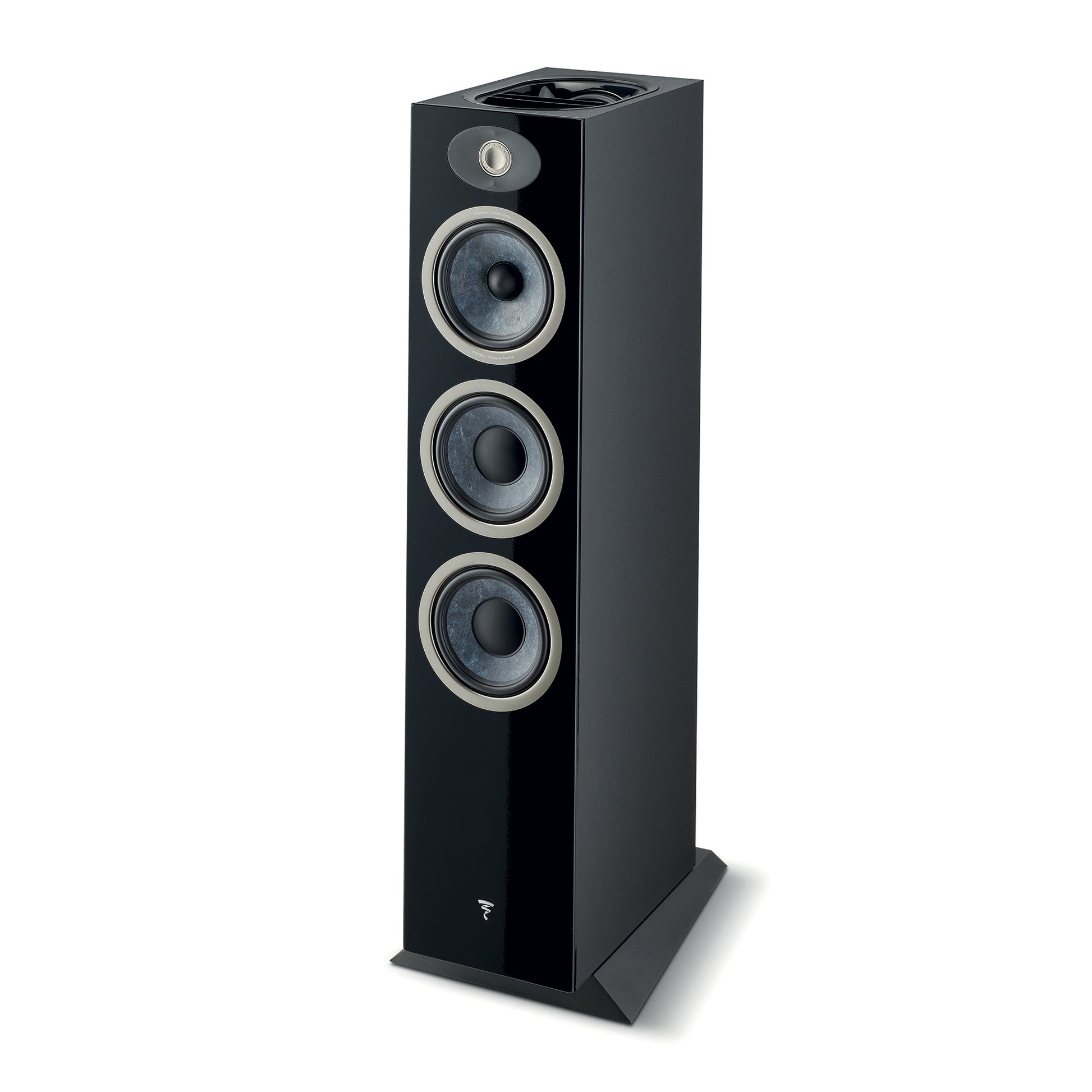 Die Focal Theva N°3-D ist ein schwarzer 3-Wege-Standlautsprecher mit drei runden Lautsprechern, einem Hochtöner an der Vorderseite und offener Oberseite für einen beeindruckenden Heimkinosound.