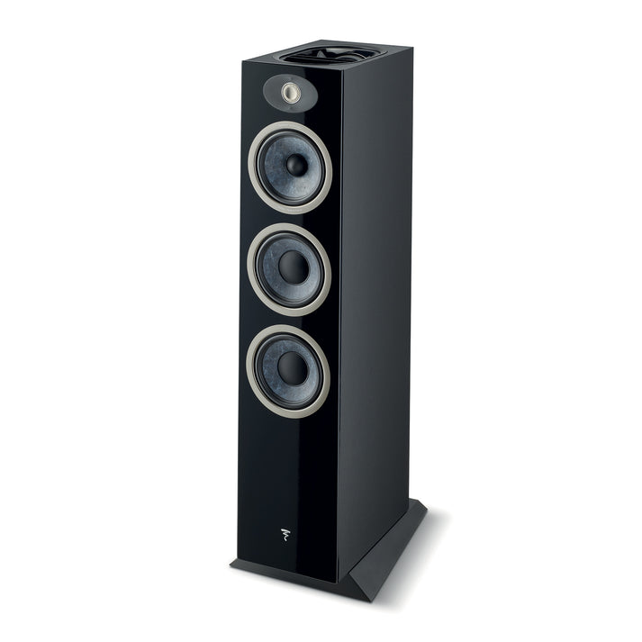 Il Focal Theva N°3-D è un diffusore da pavimento a 3 vie di colore nero con tre altoparlanti circolari, tweeter anteriore e parte superiore aperta per un suono home theater coinvolgente.