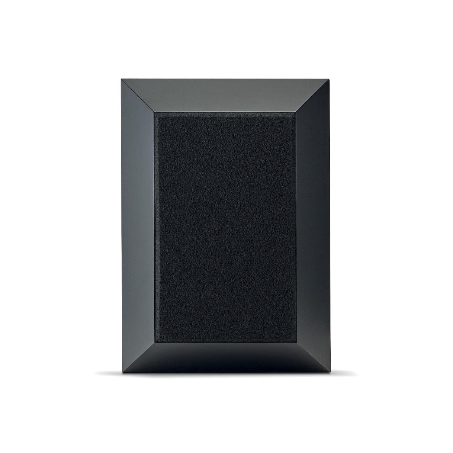 Un diffusore Focal Theva Surround nero e rettangolare con bordi smussati è fotografato su uno sfondo bianco.