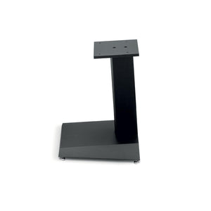 El Focal Theva Vestia Center Stativ es un soporte de metal negro con base rectangular, parte superior plana con múltiples orificios, ideal para altavoces, que se muestra sobre un fondo blanco.