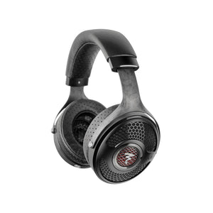 Los auriculares Hi-Fi Focal Utopia 2022 over-ear negros presentan una rejilla en forma de panal en los auriculares y una diadema acolchada, mostrados sobre fondo blanco.